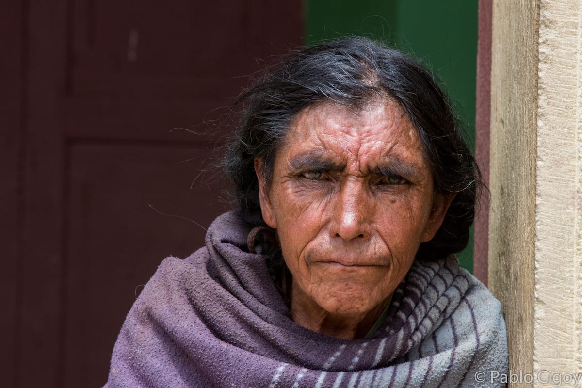 Mujer pidiendo en la calle